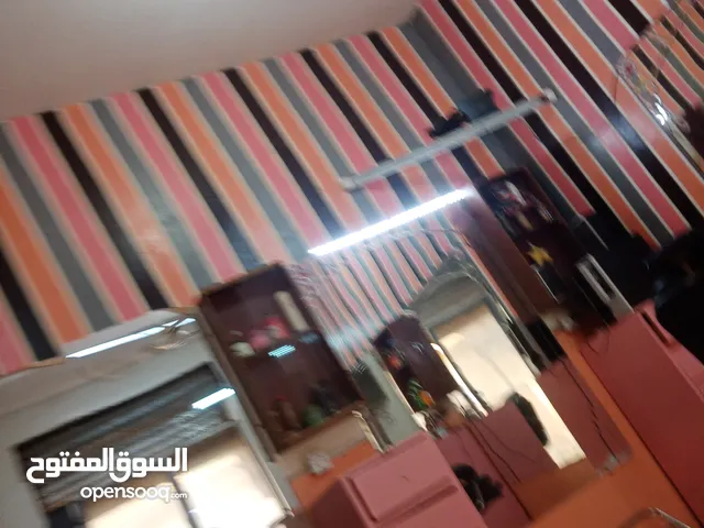 صالون حلاقة في سوق خليه الثورة