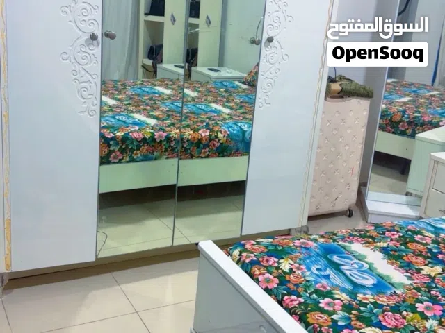 اثاث للبيع  كنب 1600غرفه اولاد 250طاوله تلفزيون 100مجمده هي فريزر 500درهم غرفه نوم كبيره500