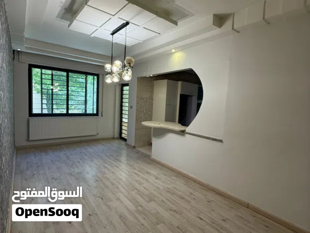 شقه شبه ارضي مميزه جدا في مرج الحمام جهه الظهير  قرب مدارس الراهبات مع ترس واسع راكب مكيفات وخزائن