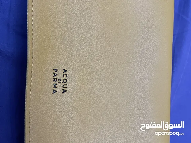 محفظة يد ماركة Acqua di Parma بخمسة ريال