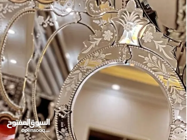أنواع المرايا الفينيسية والطاولات والكراسي المزخرفة