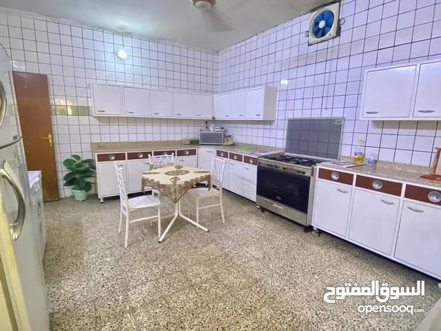 400 m2 More than 6 bedrooms Townhouse for Sale in Baghdad Dora