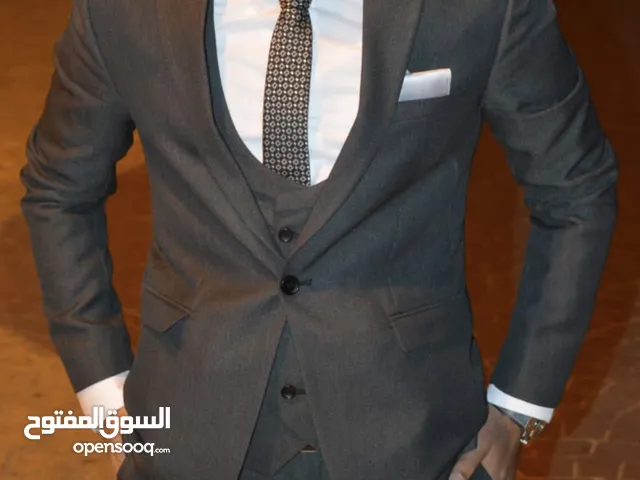 بدلة جديدة تصلح للمناسبات وللشغل بجميع مستلزماتها وكراڤت وصديرى بتاعها