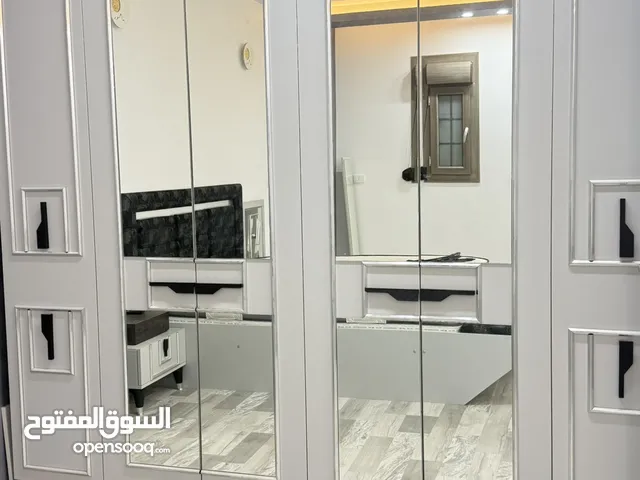 غرفة نوم زوجيه شبه جديده كامله معينه قبل الشراء دولاب زيانه سرير حاملة ادراج 2 كومادينو
