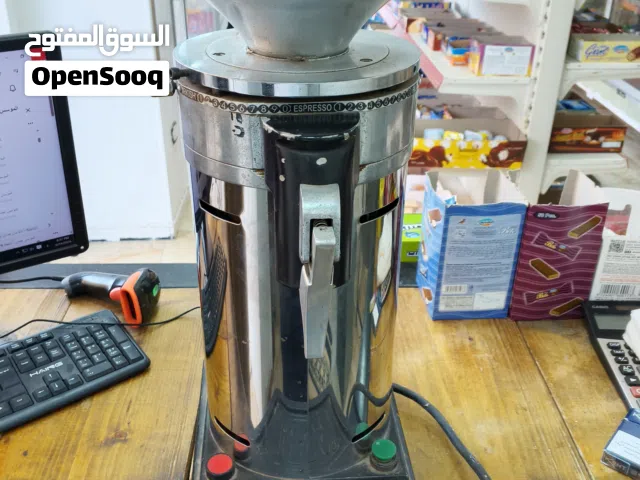 ماكينة طحن قهوة (مطحنة) و ثلاجة عرض بابين للبيع بسعر مميز