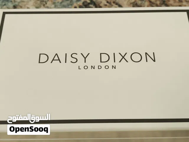 Daisy Dixon – London ساعة أنيقة تخطف النظر... ومفاجأتها؟ شنطة من نفس الماركة مخبّأة داخلها  طقم