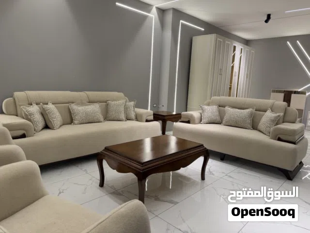 طقم كنب فخم 7 مقاعد!  الخشب:* هيكل داخلي من خشب السويد المتين، وإطارات خارجية من خشب الزان الأصل