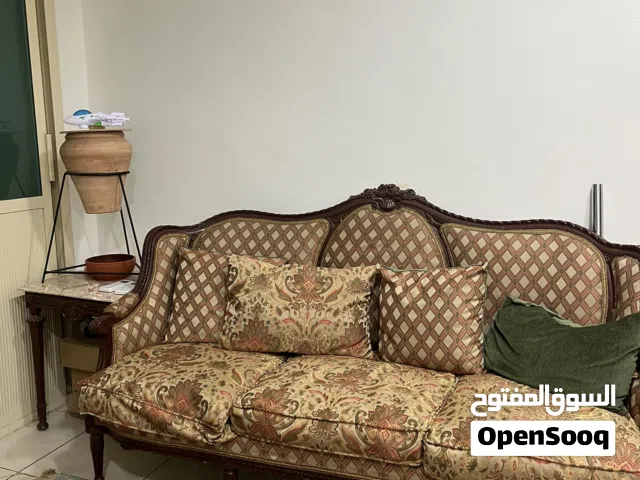 قنفة وكرسي وطاولات