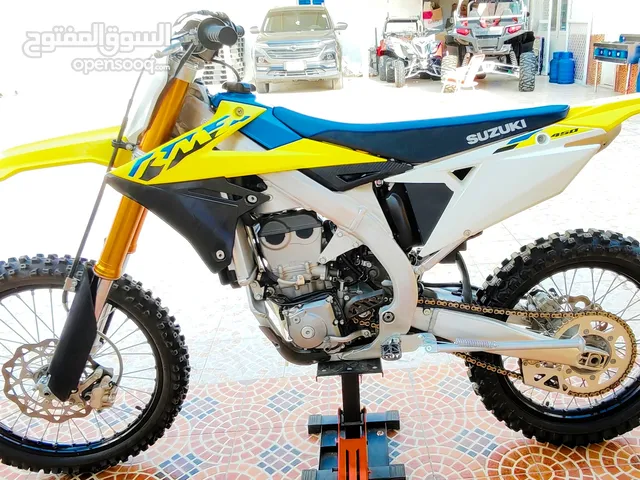 للبيع سوزوكي 450RMZ 2023.طالع من الوكاله 2024 بحالت الوكاله. مسرفسه عليها قاعده موجوده في ابوظبي