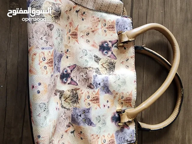 شنطة يد نسائية ماركة بارفوا عليها طبعة القطط مستعملة بحالة ممتازة للبيع