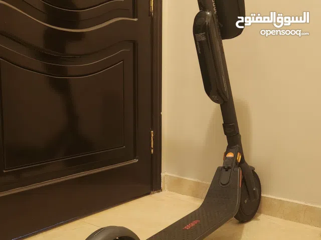 (بسعر مغري) سكوتر كهربائي Segway Ninebot E45E بحالة ممتازة