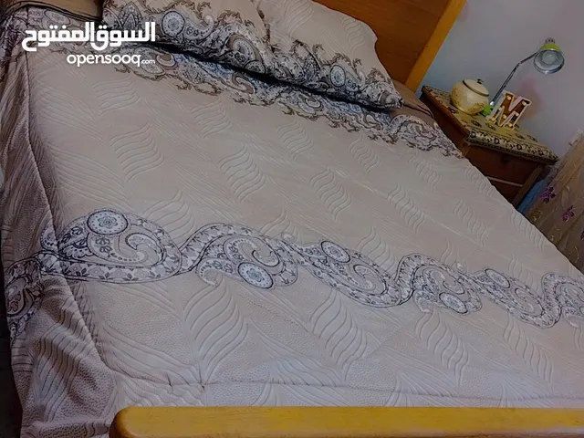 غرفة نوم تفصيل خشب لاتيه كلفت 1500 البيع حاليا 300دينار مكونه من تخت خزانه وكومدينه تنين وبيرو
