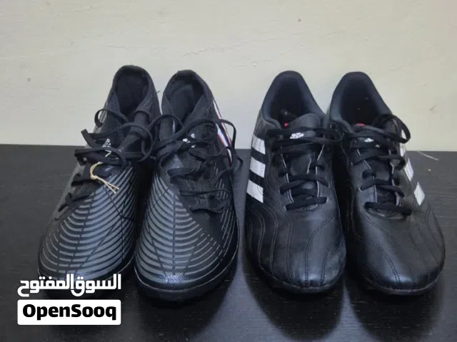 زوجين من حذاء كره قدم للبيع  واحد مستعمل مره و واحد غير مستعمل السعر قابل للتفاوض