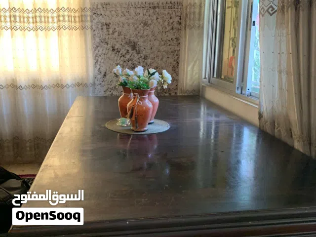 طاوله كبيرة جداً