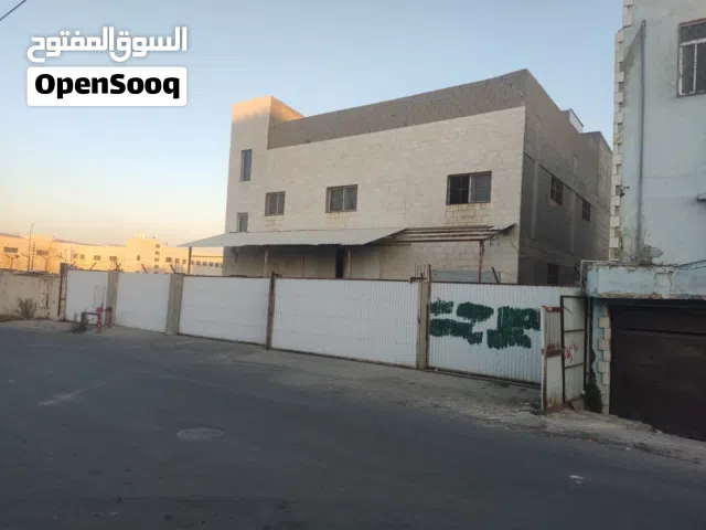 مستودعات للأيجار في المقابلين, (900)م2 مساحة مفتوحة, بناء اسمنتي سقف عالي قريب من دوار مؤته