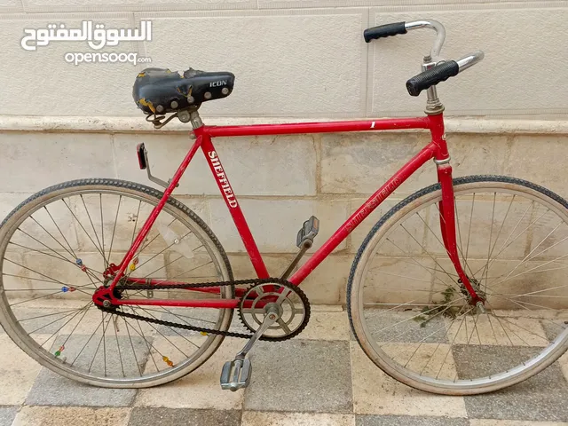للبيع دراجة هوائية كلاسيكية بتصميم بسيط وعملي، مناسبة للاستخدام اليومي أو التنقل داخل المدينة.
