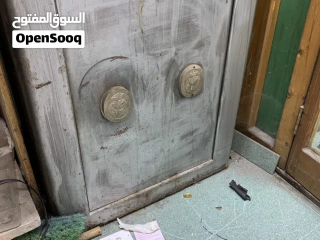 رفوف عرض مع خزنه مع كميرات مع قارمه الكبوند للبيع