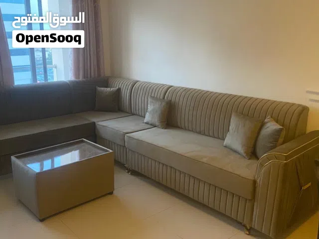 كنب مع طاولة