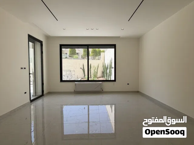 شقة طابقية طابق ارضي مع ترسات وحديقة سوبر ديلوكس في أجمل مناطق منطقة مرج الحمام