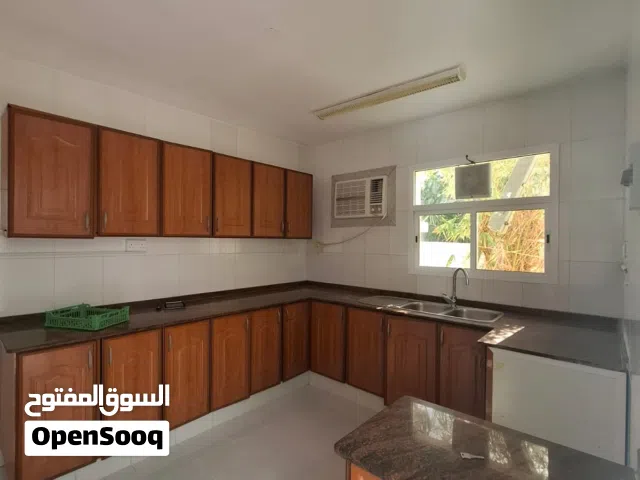 فاخرة للإيجار في العذيبة مساحة تتجاوز 500 متر مربع عنوان للرقي والمساحات الواسعة في قلب العذيبة