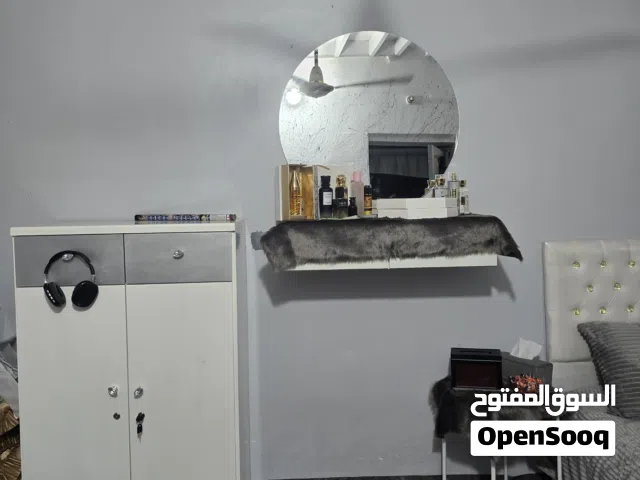 تسريحة مع دولاب وسرير وطاوله للبيع