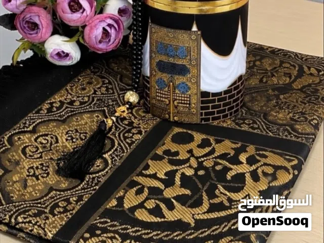 مصليه علي شكل الكعبه مع سبحه مصليّة صلاة فاخرة مع سبحة مصليّة أنيقة بتصميم إسلامي راقٍ باللون الأسود