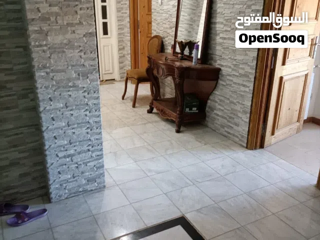 شقه رائعة للبيع متكونه من 3 غرف و صالون و مطبخ و حمام