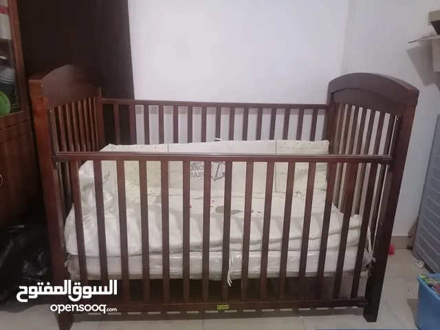 سرير بيبي للبيع ماركة جونيور