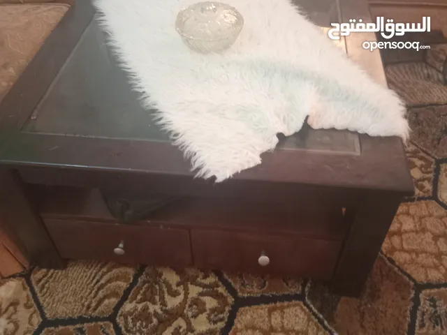 طاولة غرفة جلوس نظيفة وثقيلة