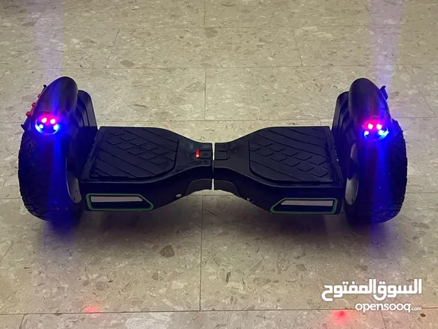سكوتر بأستعمال خفيف كبيره الحجم وبعجلات كبيره تسمح بالطرق