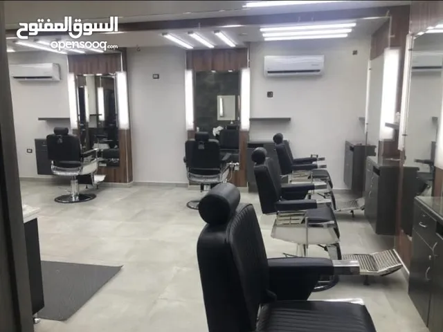 محل حلاقة رجالي للبيع / طلوع بلديه الجبيهه بالقرب من بنك الإسكان