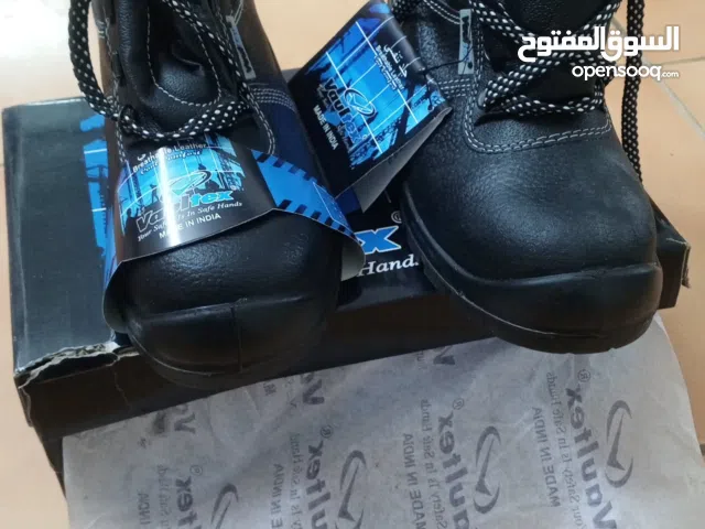 safty shoes nd halmet