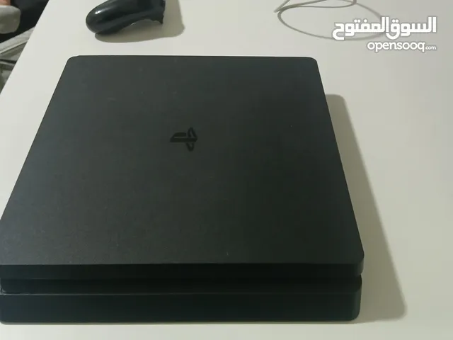 بلايستيشن 4 سليم معاها ايدتين اصليات و ايد احترافية وسيديات عليه ستيكر الكفالة جدا نظيف للبيع ب 175