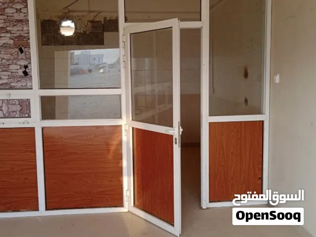 واجهه المنيوم مع زجاج لمحل مع باب زجاجي للبيع