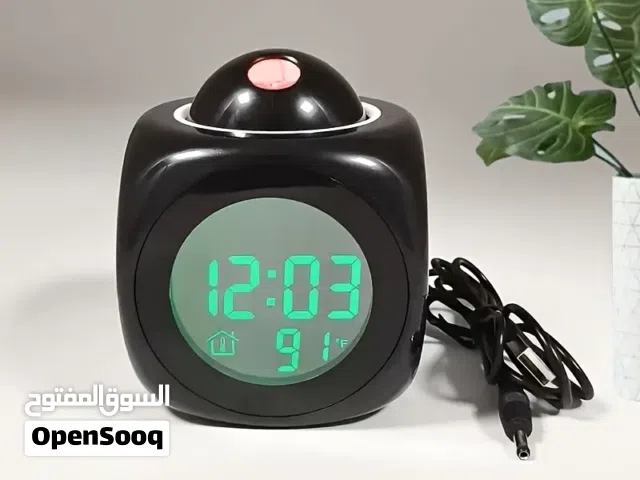 ساعة رقمية منبّه على شكل مكعب، تعرض الوقت ودرجة الحرارة، وتحتوي على جهاز عرض (بروجكتور) لعرض الساعة