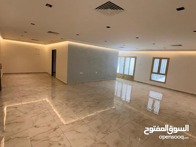 400 m2 4 Bedrooms Villa for Rent in Kuwait City Surra