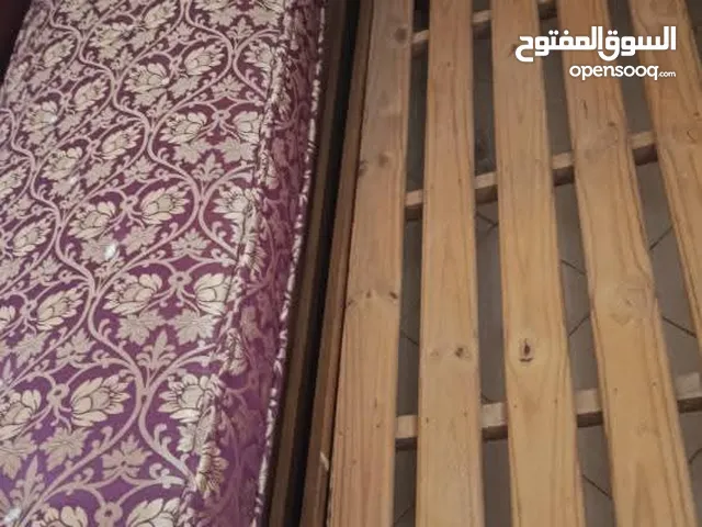 deux lits avec leurs matelas