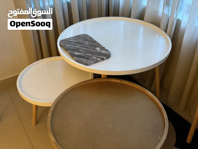 طاولة صالة للوسط مع طاولات جانبية للتقديم