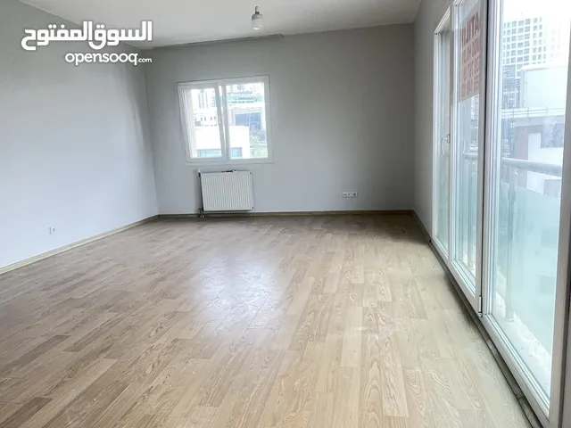 شقة باطلالة ولا اروع للبيع مفتوحة بالكامل من اكبر مساحة بالثلاث غرف وصالة