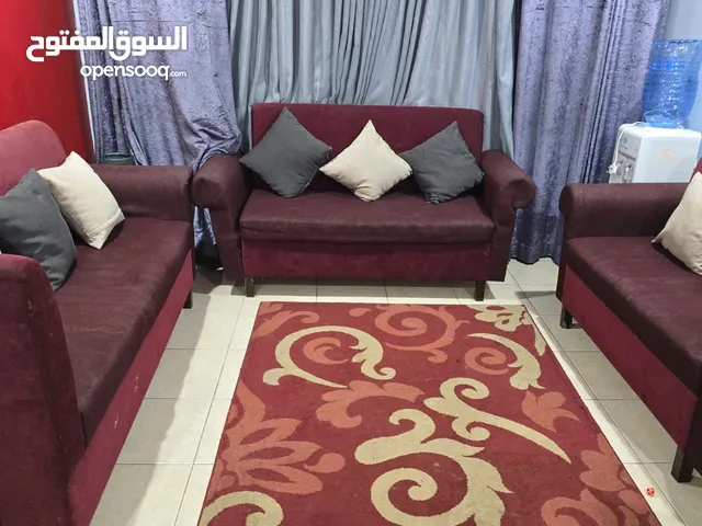 انتريه بحاله جيده 3 كنبات للبيع مع السجاده ب 40 دينار