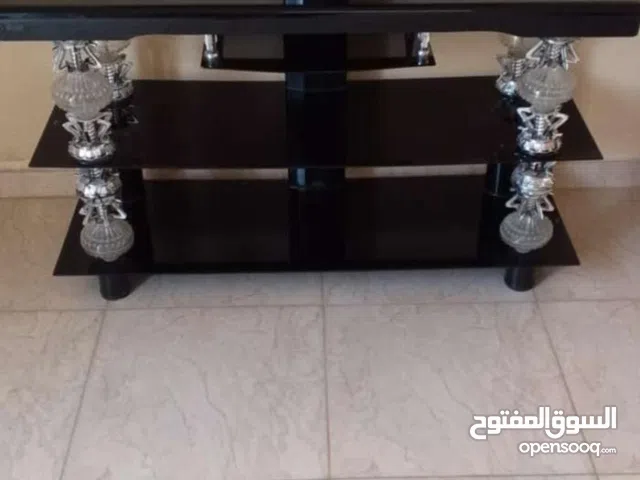 طاولة مع حمالة شاشة