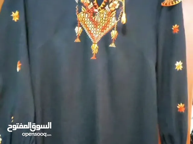 شروة مجموعة ملابس شبه جديده ملابس نظيفة جدا يوجد فساتين سهره ملابس بيتيه بيجامات عبايات اطقم احذيه