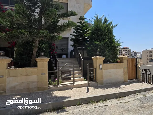 شقة أرضية راقية للبيع – مؤجرة ومدخل خاص وحديقة مميزة