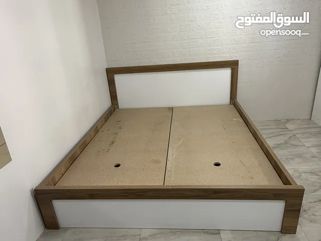 سرير بحالة ممتازة من هوم سنتر