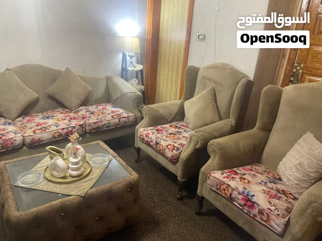 كنب بحاله جيده نضيف جدا