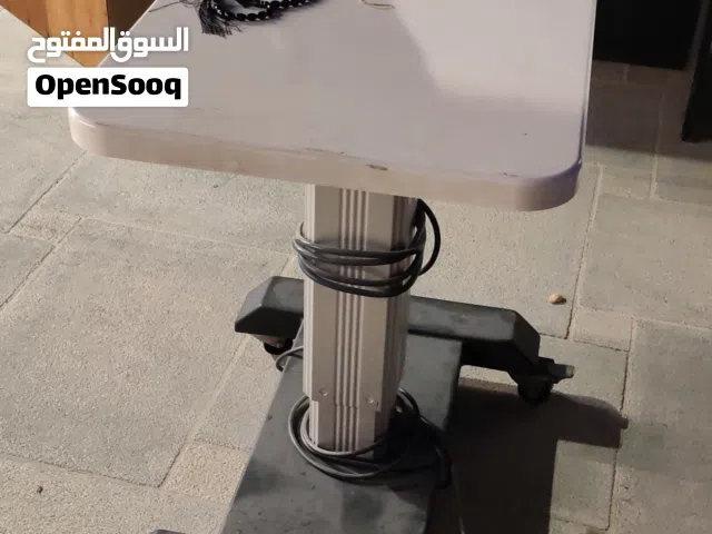 طاوله طبي ايطالي رفع وتنزيل حموله 100 ك لاجهزة فحص العيون