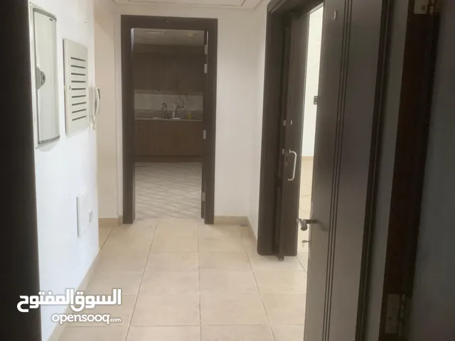 شقة 3 غرف وصالة 4 حمامات وغرفة خادمة مساحات واسعة VIP