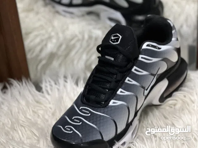 حذاء Air Max TN ابيض واسود ورمادي – مقاس40 –