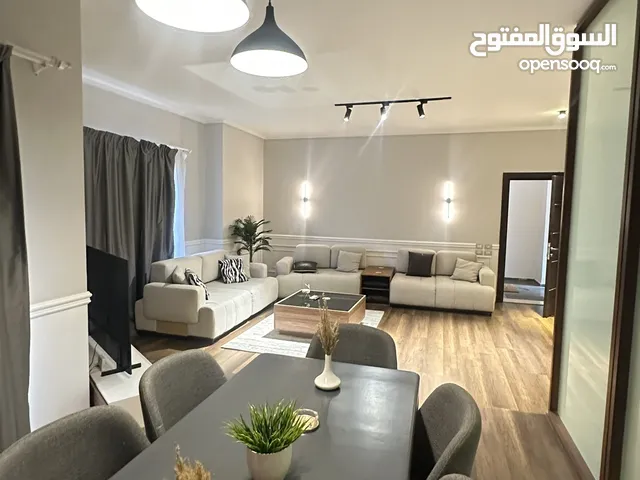 شقه فندقيه للايجار بموقع مميز بالقرب من الجامعه الامريكيه التجمع الخامس