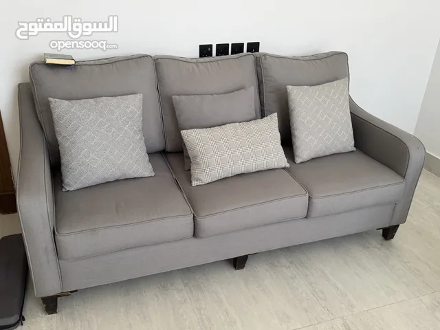 طقم غرفة جلوس عبارة عن 4 قطع كنب و 3 طاولات